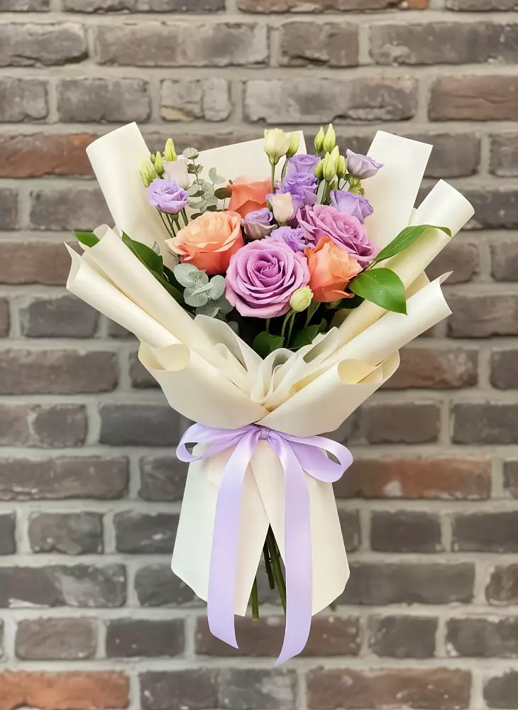 Букет цветов из: Лизиантусы и Розы в Цимлянске