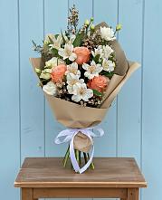 Букет цветов из:  Альстромерии, Лизиантусы, Розы и Хризантемы в Цимлянске