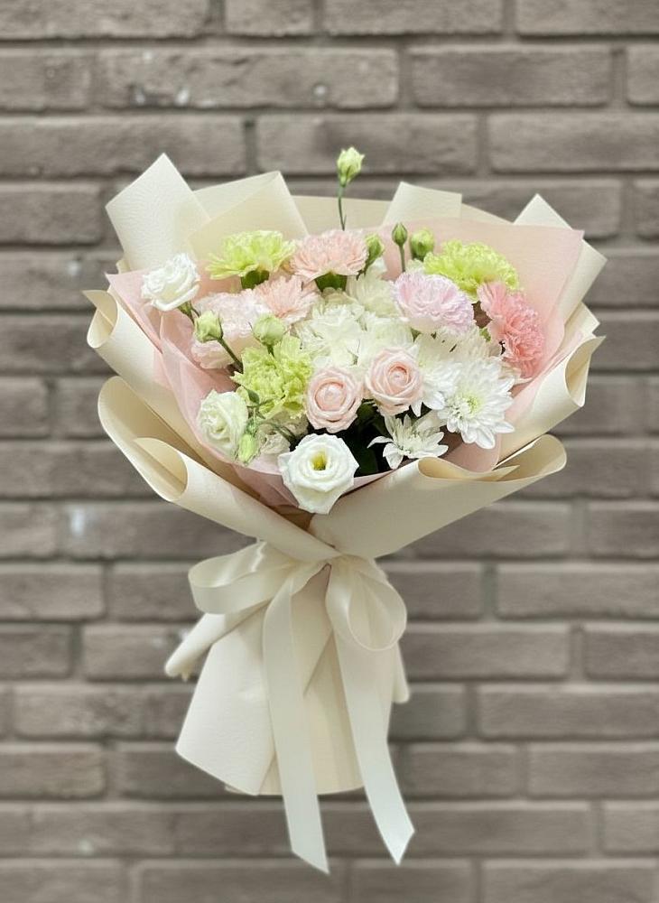 Букет цветов из: Гвоздики, Розы, Лизиантусы и Хризантемы в Цимлянске