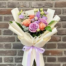 Букет цветов из:  Лизиантусы и Розы в Цимлянске