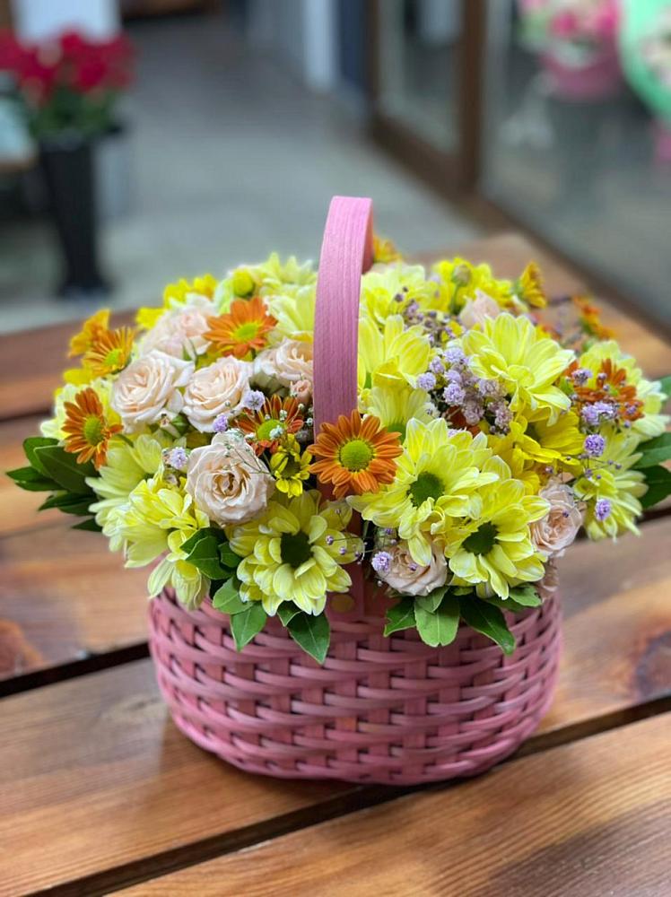 Цветочная композиция из Хризантемы и Розы в корзине в Цимлянске