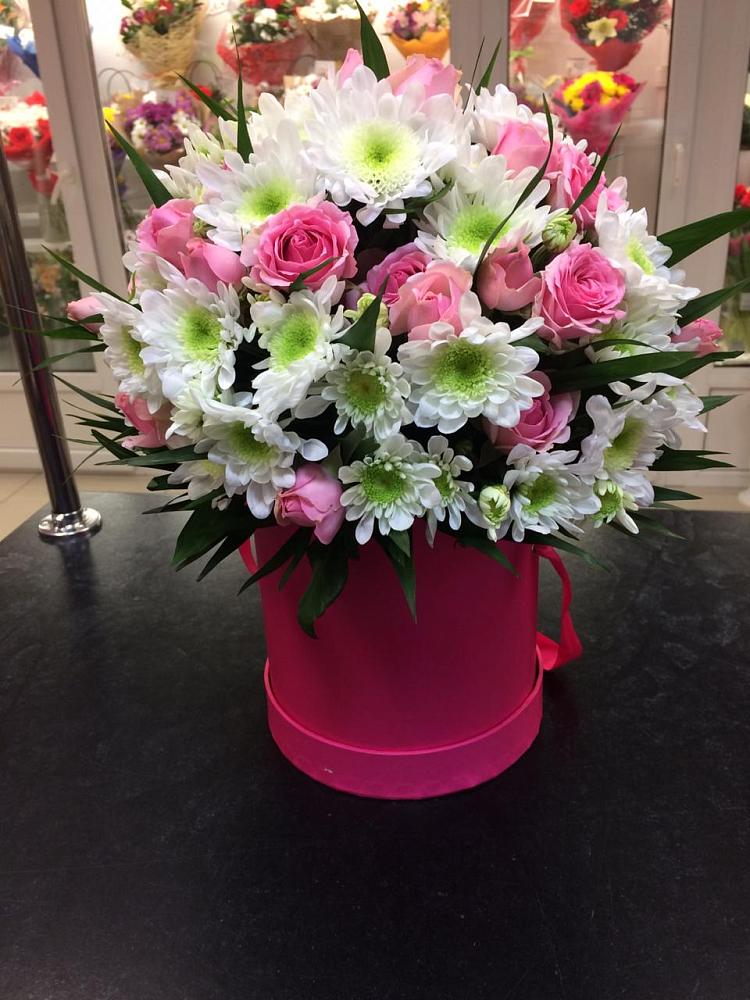 Цветочная композиция из Розы и Хризантемы в шляпной коробке в Цимлянске