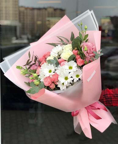 Букет цветов из: Розы, Лизиантусы и Хризантемы в Цимлянске