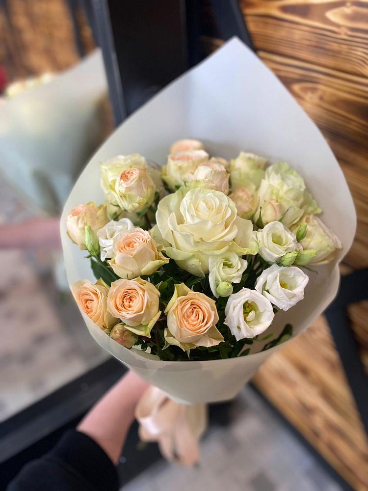 Букет цветов из: Розы и Лизиантусы в Цимлянске